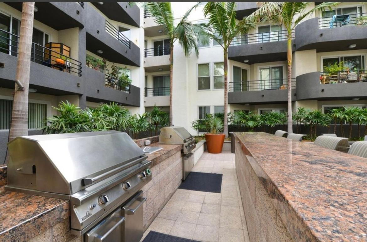 Apartment Cozy Unit Conveniently Located Pool View *