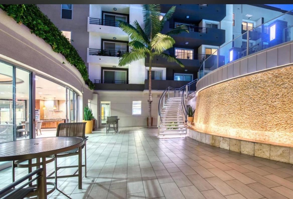 Cozy Unit Conveniently Located Pool View Apartment *