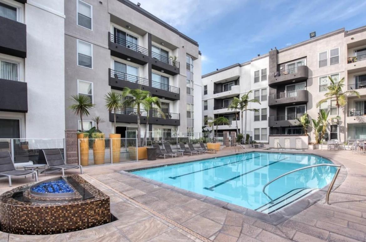 Apartment Cozy Unit Conveniently Located Pool View *
