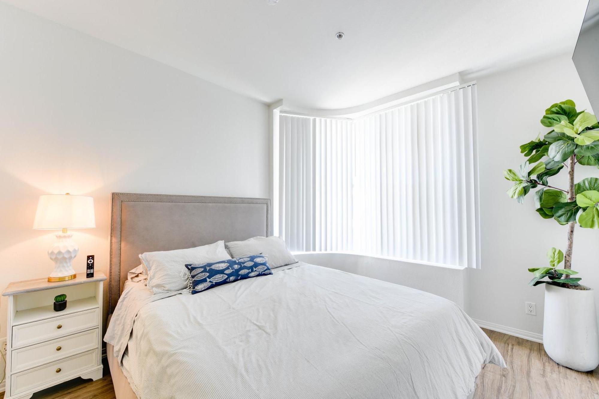 Cozy Unit Conveniently Located Pool View Apartment