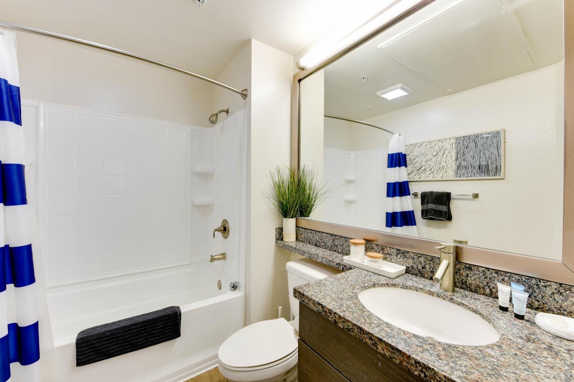 Apartment Cozy Unit Conveniently Located Pool View *