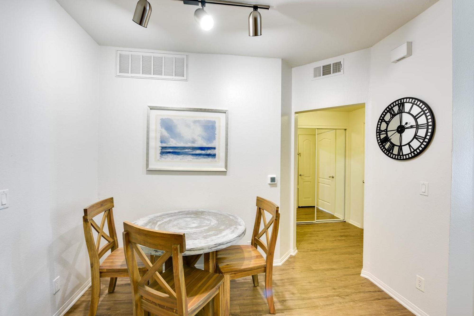 Cozy Unit Conveniently Located Pool View Apartment Los Angeles