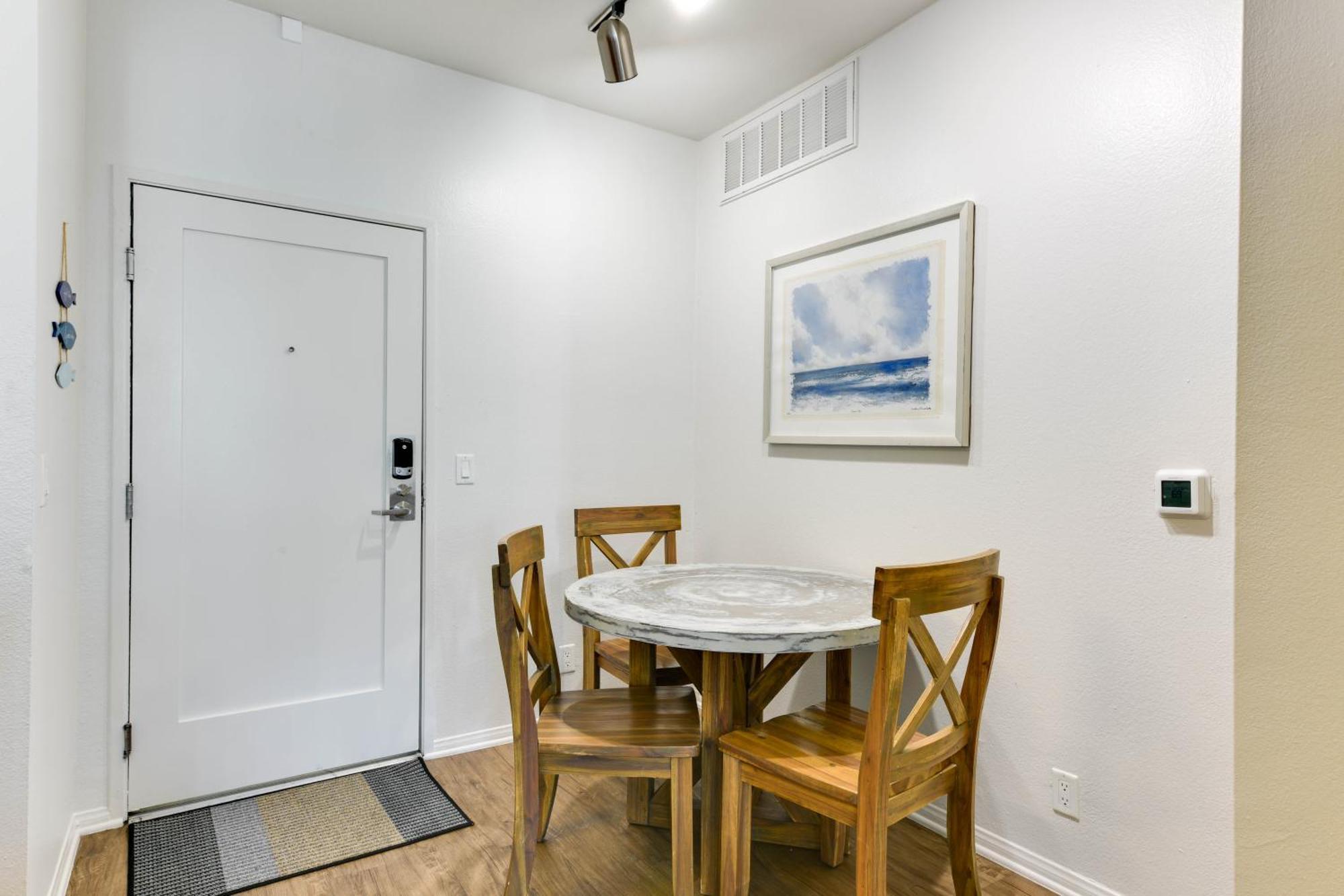 Cozy Unit Conveniently Located Pool View Los Angeles