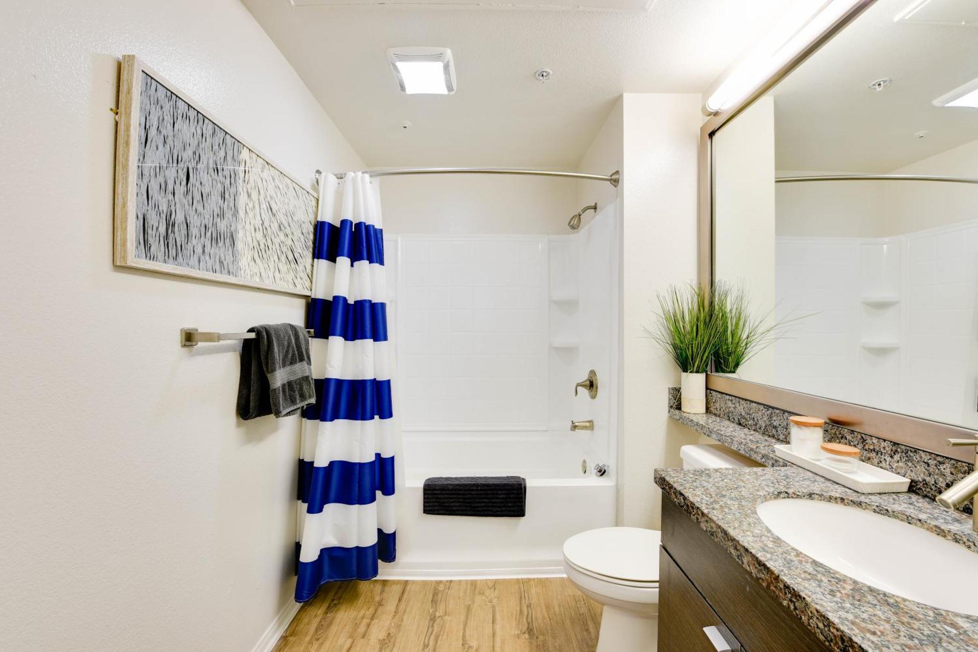 Cozy Unit Conveniently Located Pool View Apartment