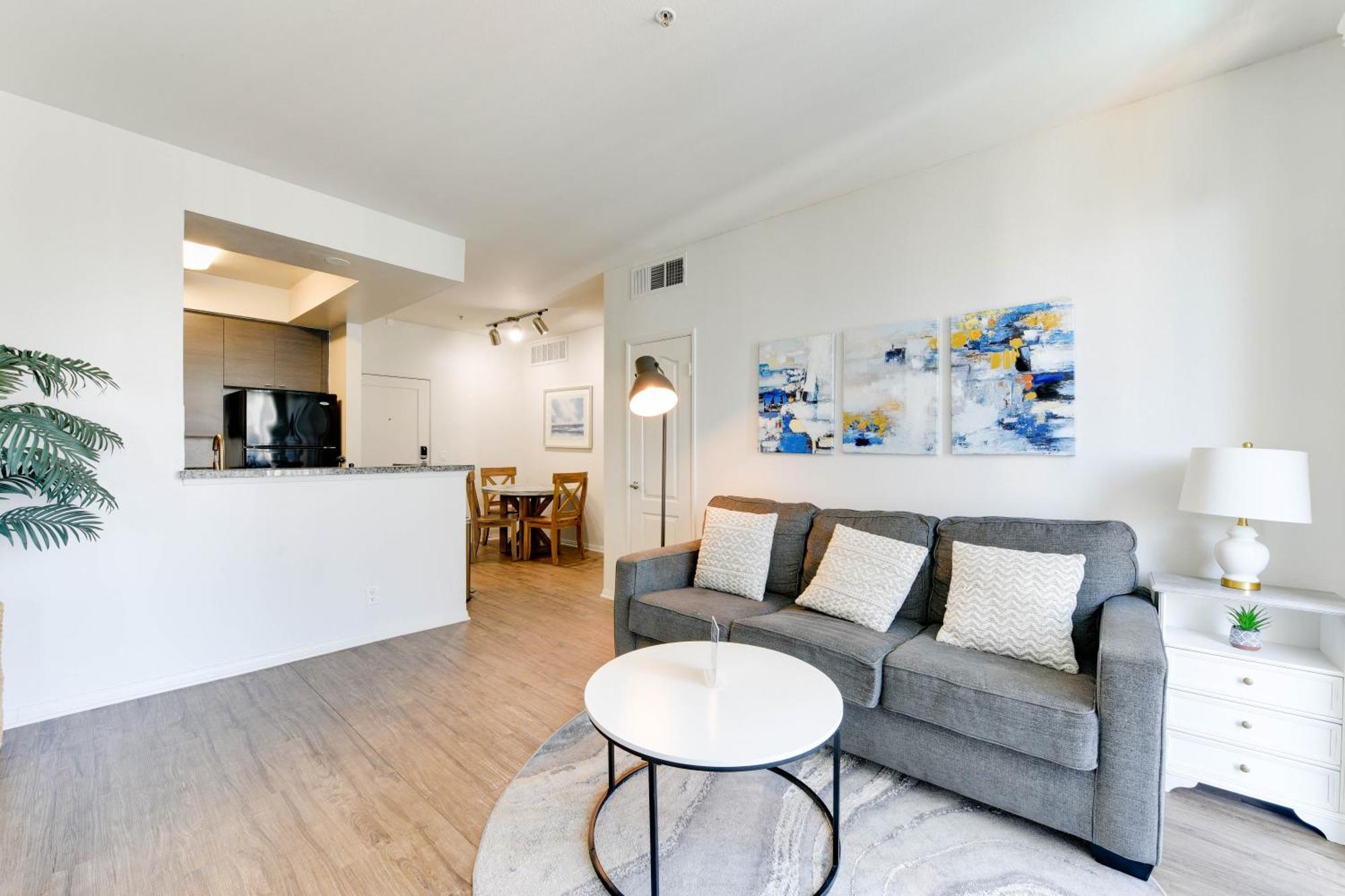 Apartment Cozy Unit Conveniently Located Pool View Los Angeles